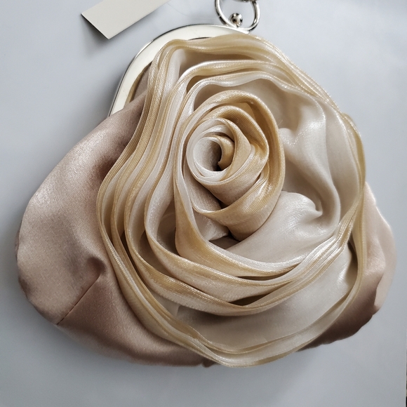 NWT Creamý Rosette Evening Handbag Georgette Satin Silvertone Round Ring Handle - Picture 3 of 11